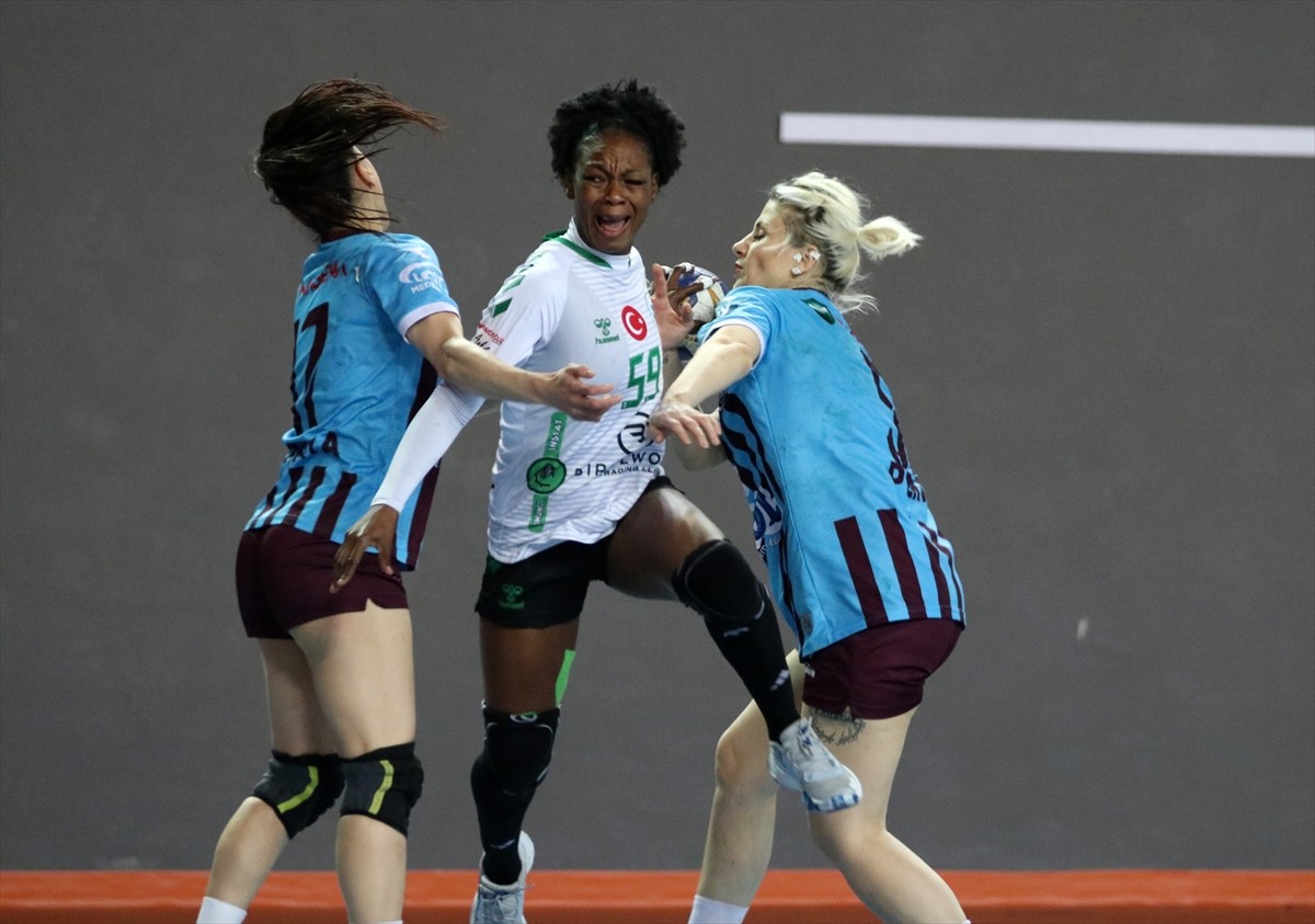 Hentbol Kadınlar Süper Lig play-off 5-6 etabı ikinci maçında Ortahisar Belediyespor ile Görele...