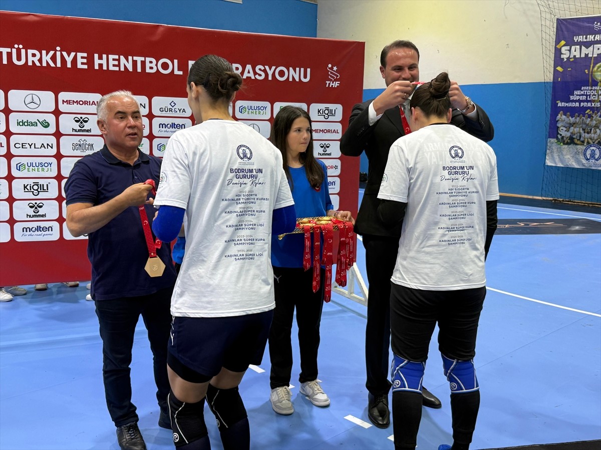 Hentbol Kadınlar Süper Lig play-off final serisi dördüncü maçında Armada Praxis Yalıkavak ile...