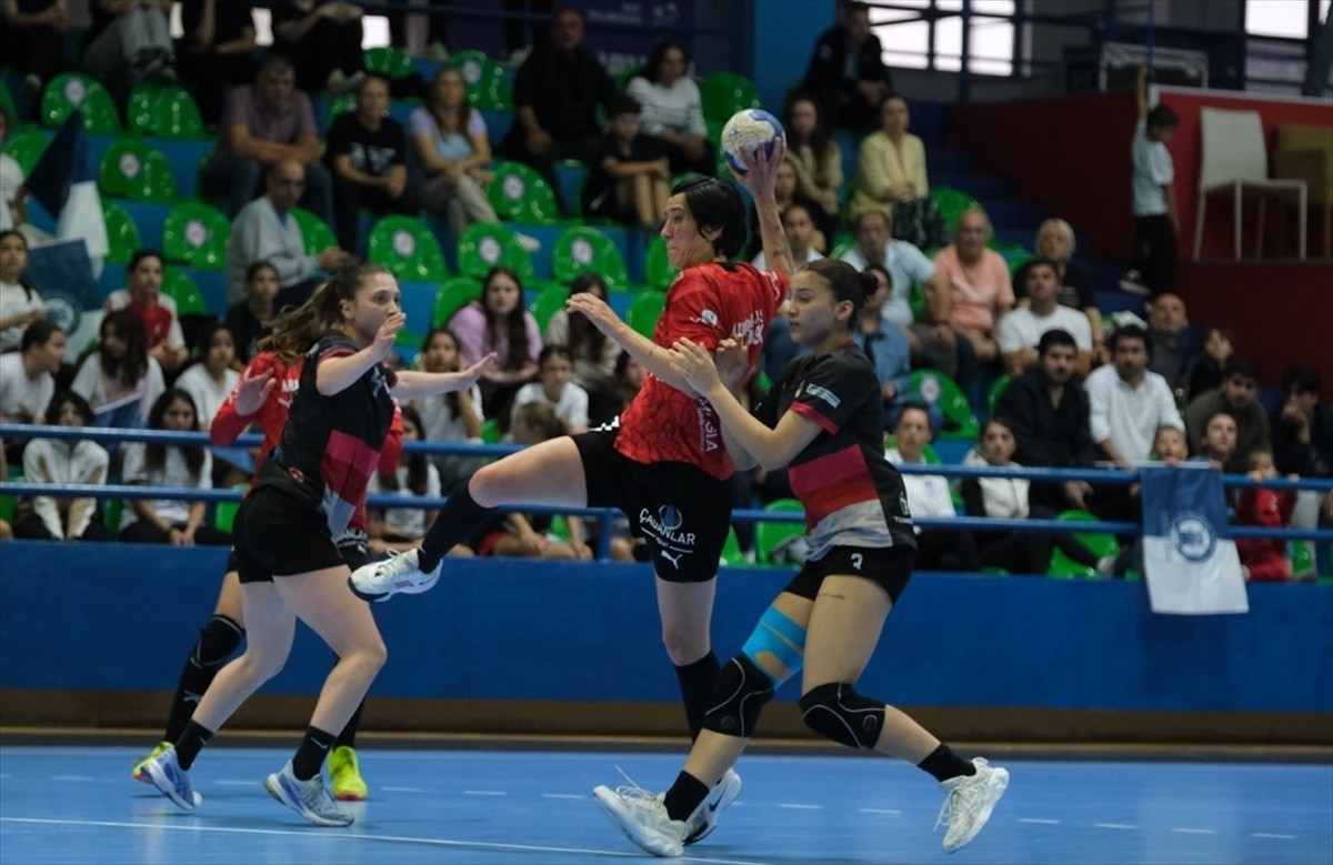 Hentbol Kadınlar Süper Lig play-off final serisi ikinci maçında Armada Praxis Yalıkavak ile...