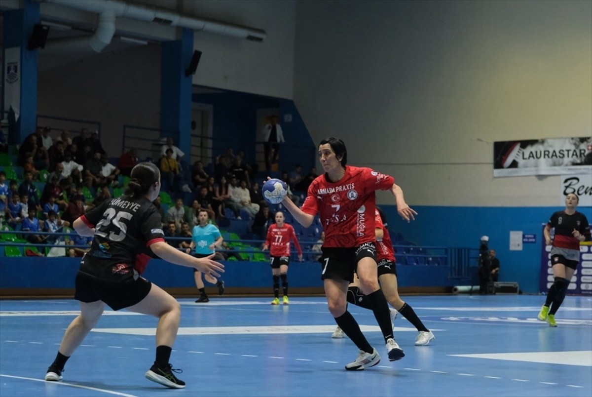 Hentbol Kadınlar Süper Lig play-off final serisi ikinci maçında Armada Praxis Yalıkavak ile...