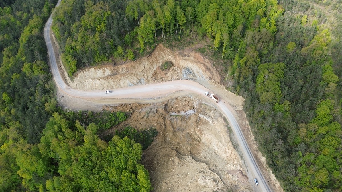 Heyelan nedeniyle kapanan Kastamonu-Çatalzeytin kara yolu yeniden ulaşıma açıldı. İlçe merkezine 7...