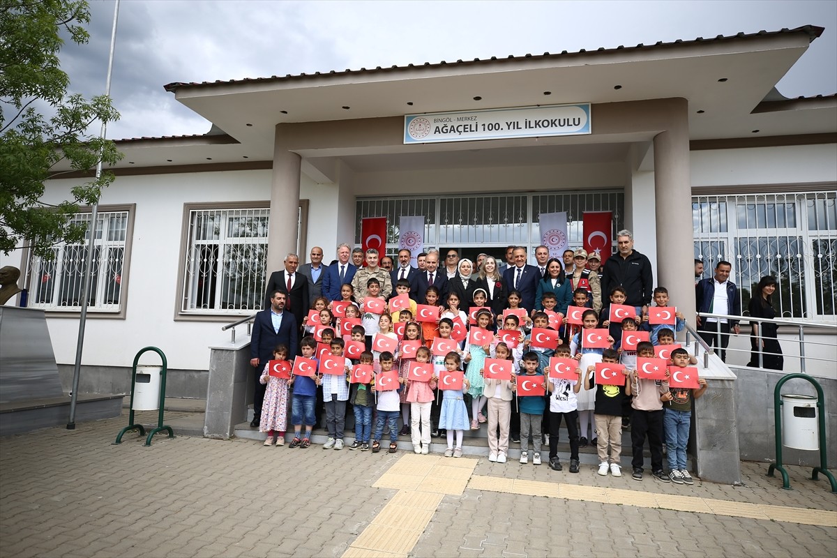 İçişleri Bakan Yardımcısı Mehmet Aktaş, Bingöl'de Ağaçeli köyünde bulunan 100. Yıl İlkokulu'ndaki...