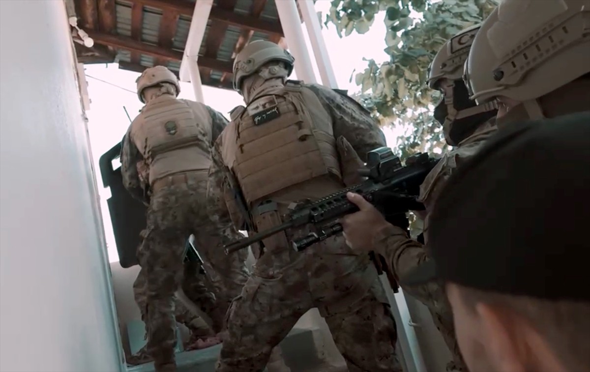 Iğdır'da uyuşturucu ticareti yaptığı iddiasıyla gözaltına alınan 10 şüpheli tutuklandı.