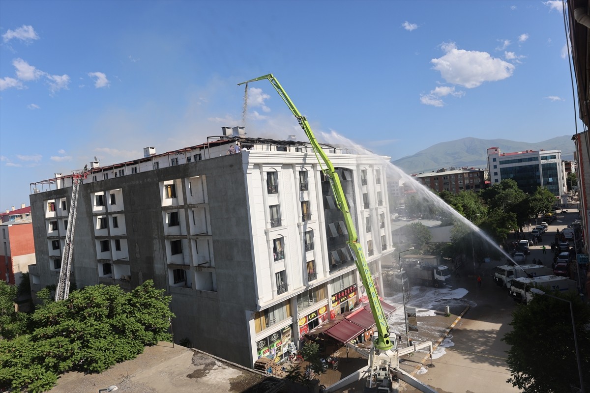 Iğdır Gençlik ve Spor İl Müdürlüğüne bağlı Süreyya Sülün Kız Öğrenci Yurdu'nun çatı katında kaynak...