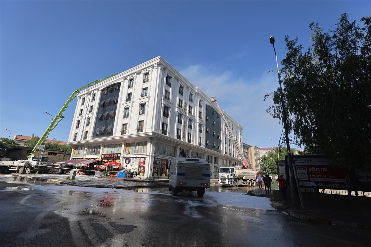 Iğdır Gençlik ve Spor İl Müdürlüğüne bağlı Süreyya Sülün Kız Öğrenci Yurdu'nun çatı katında kaynak...