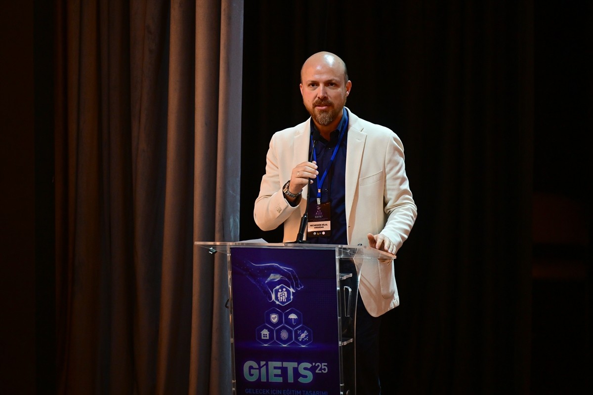 İlim Yayma Vakfı Mütevelli Heyeti Başkanı Bilal Erdoğan, Marmara Anadolu İmam Hatip Lisesi...