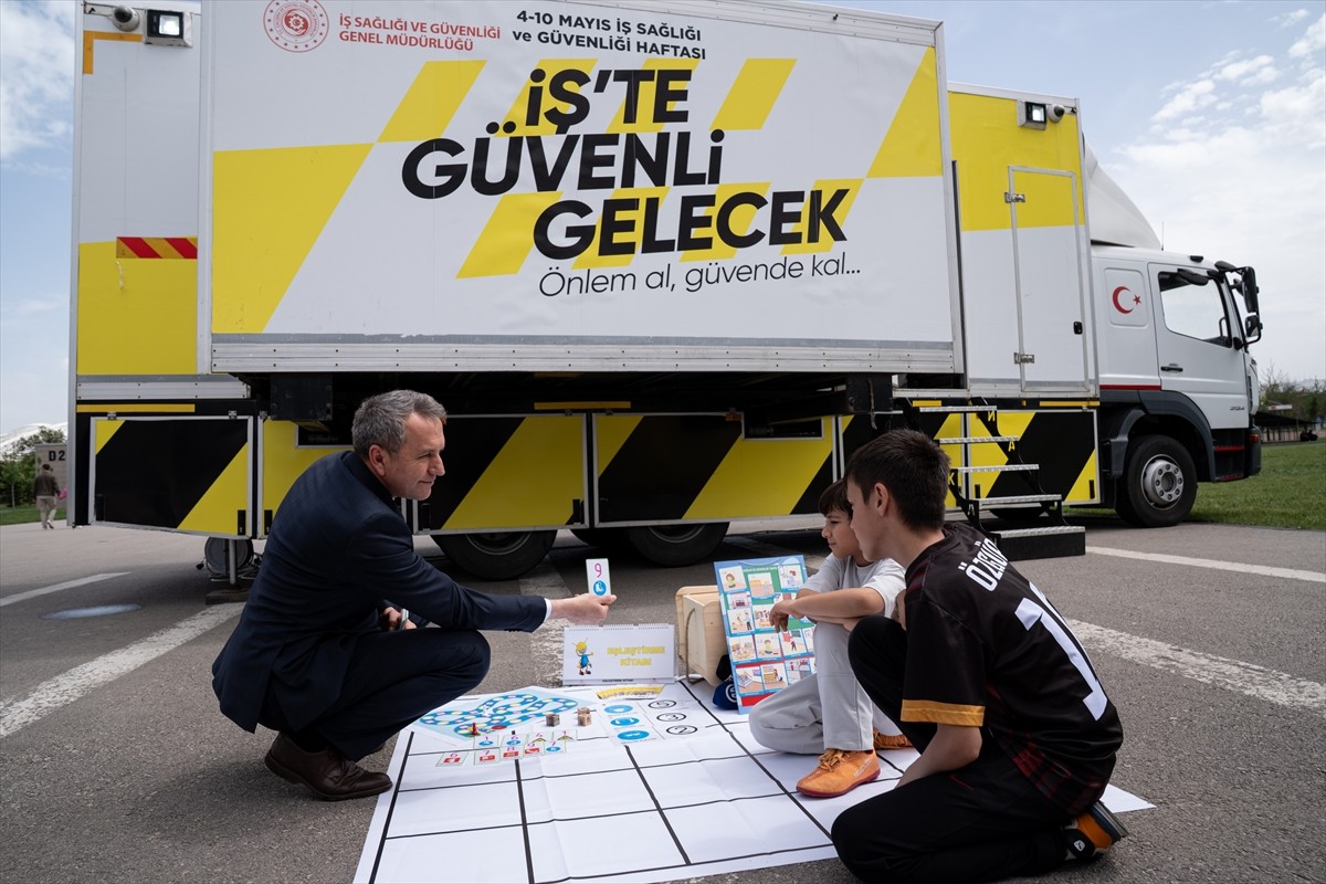 İş Sağlığı ve Güvenliği Genel Müdürlüğünce hazırlanan "İş'te Güvenli Gelecek Tırı" vatandaşlar ve...