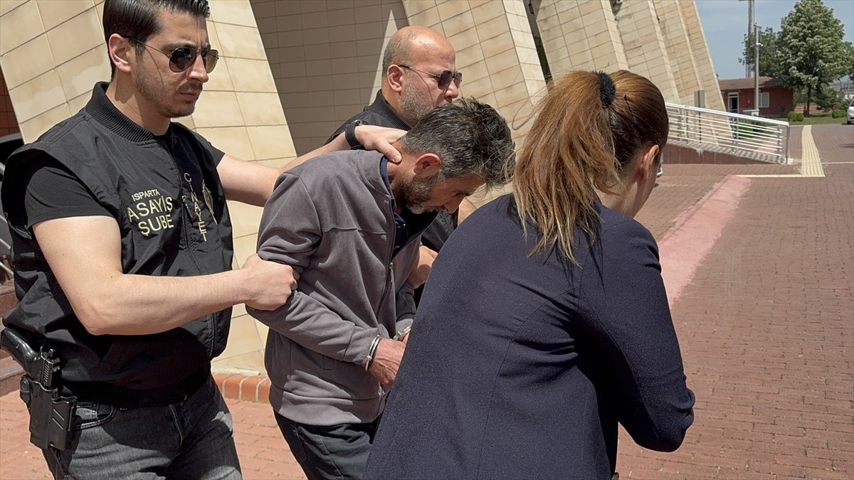 Isparta'da 10 yıldır haber alınamayan kişiyi öldürdüğü iddiasıyla gözaltına alınan 3 zanlıdan 1'i...