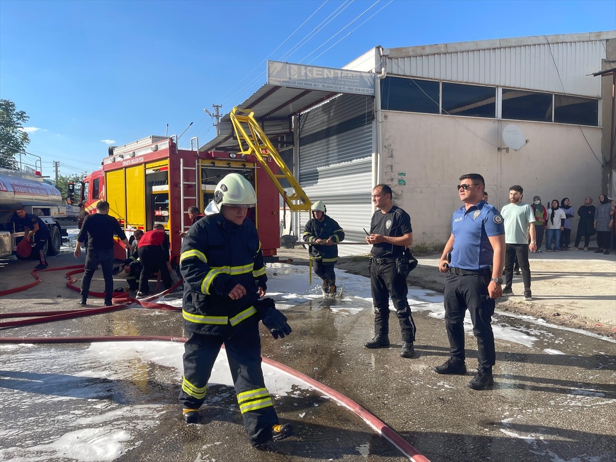 Isparta'da bir oyuncak deposunda çıkan yangın hasara neden oldu.