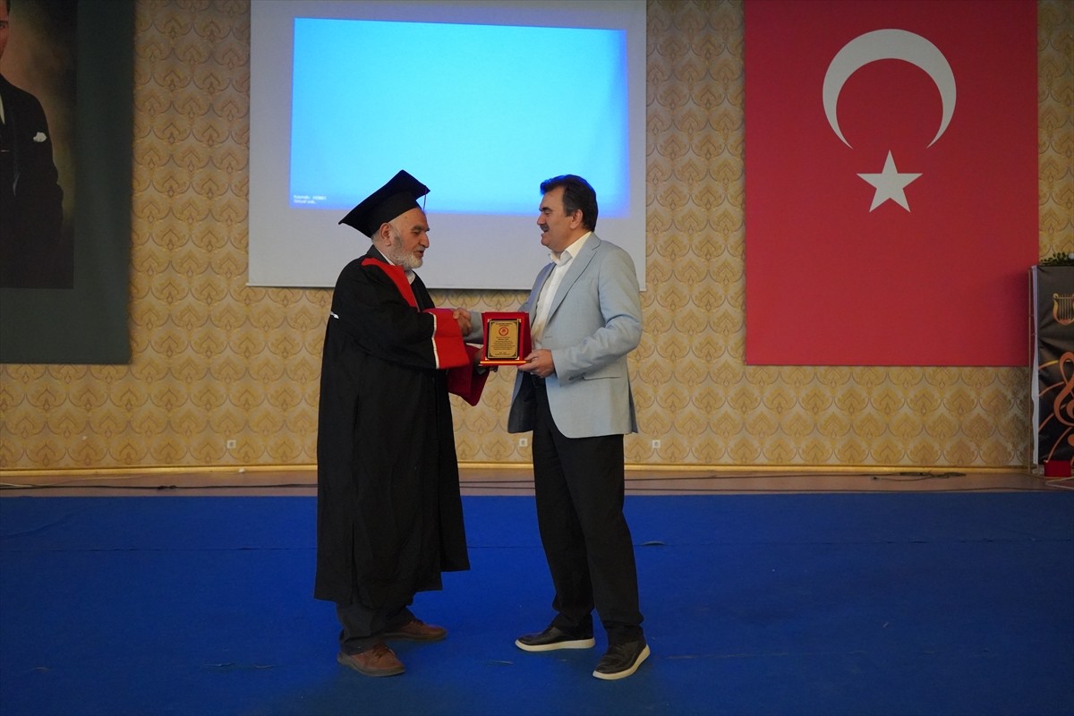  Isparta'da yaşayan 71 yaşındaki ziraat yüksek mühendisi, Süleyman Demirel Üniversitesi İlahiyat...