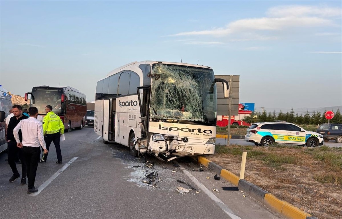 Isparta'nın Gönen ilçesinde yolcu otobüsü ile tur otobüsünün çarpışması sonucu 27 kişi...