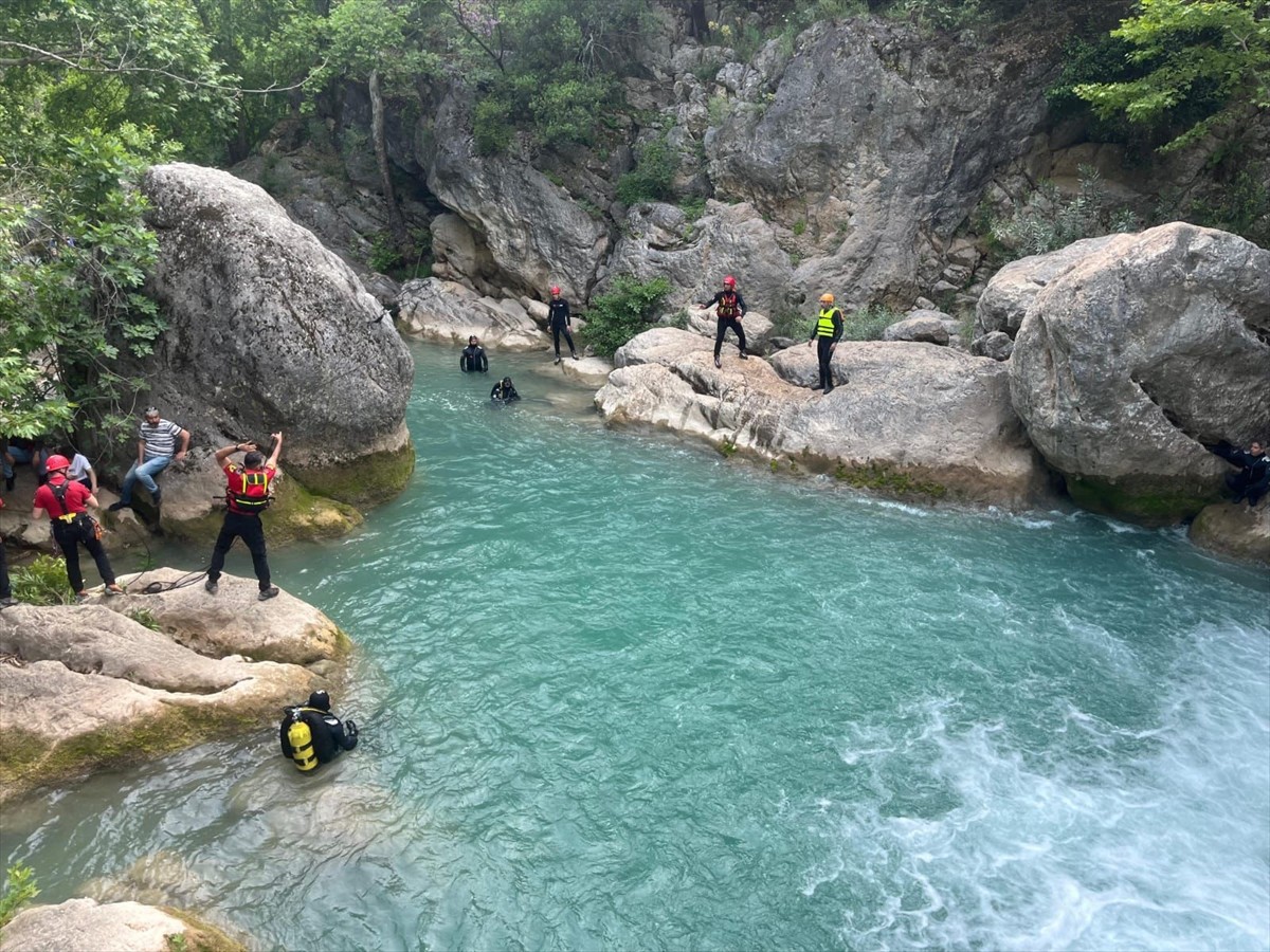 Isparta'nın Sütçüler ilçesindeki Yazılı Kanyon'da suya düşen üniversite öğrencisi hayatını...