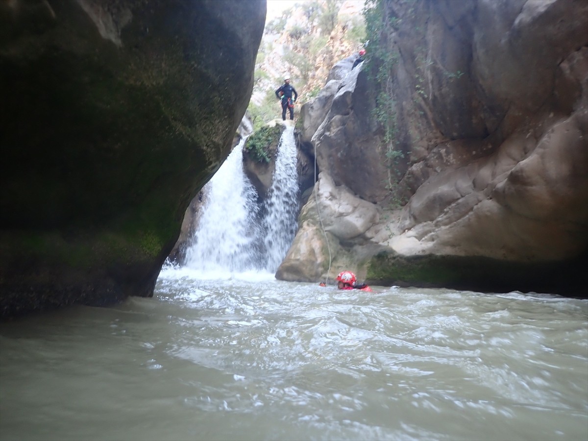 Isparta'nın Sütçüler ilçesindeki Yazılı Kanyon'da suya düşen üniversite öğrencisi için arama...
