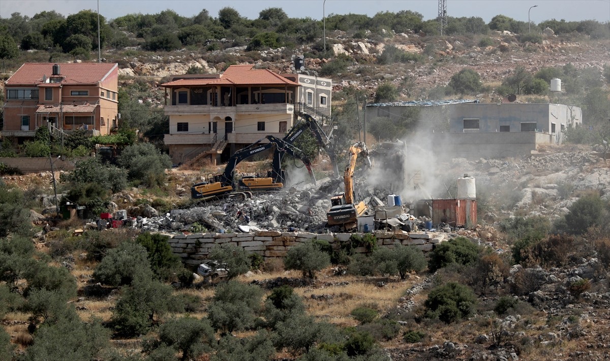 İsrail ordusu, işgal altındaki Batı Şeria'nın kuzeyindeki Selfit kentine bağlı Kefr ed-Dik ve...