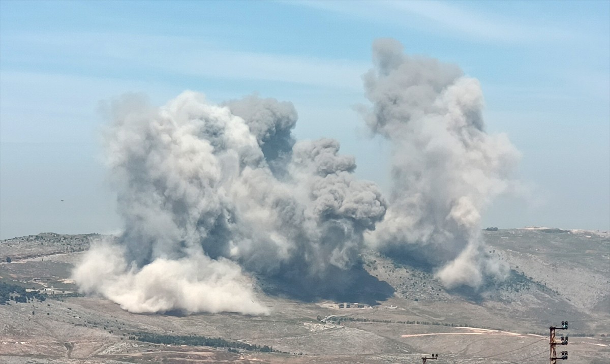 İsrail ordusunun, Lübnan’ın güneyindeki Nebatiye vilayetinde düzenlediği hava saldırılarında bir...