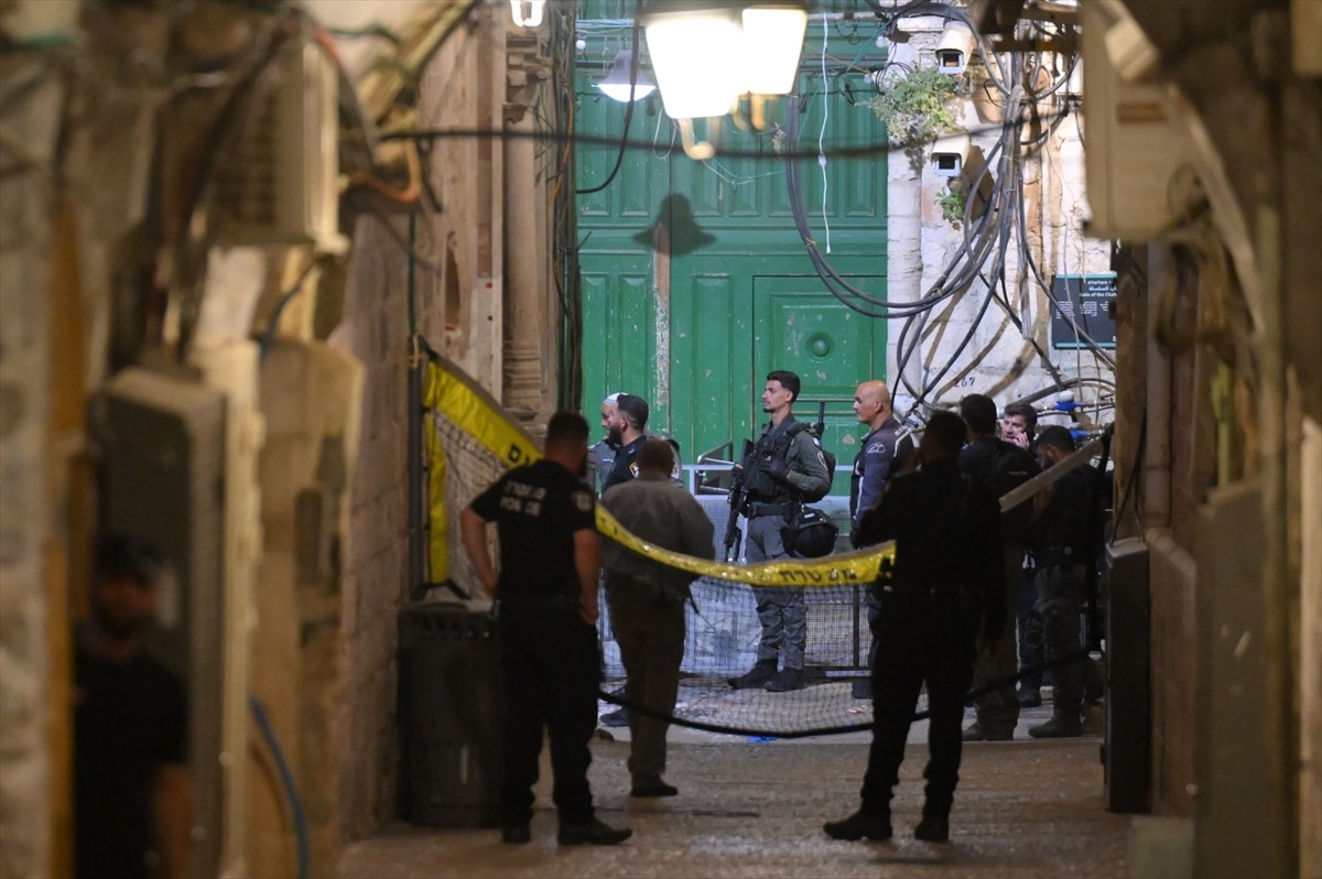 İsrail polisi, işgal altındaki Doğu Kudüs'te Mescid-i Aksa'nın Silsile Kapısı'nda, bıçaklı...