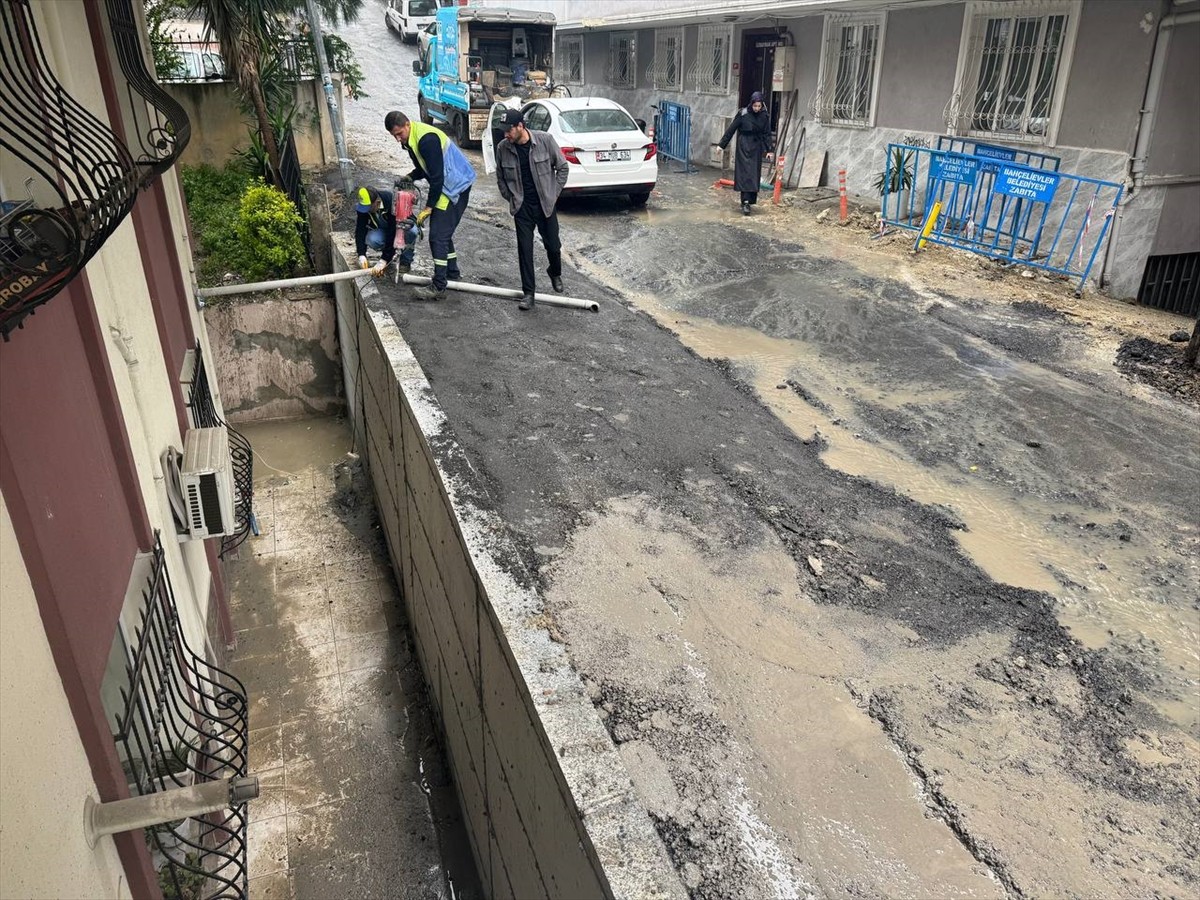 İstanbul'da aralıklarla devam eden yağış yaşamı olumsuz etkiliyor. Bahçelievler'de Kocasinan...