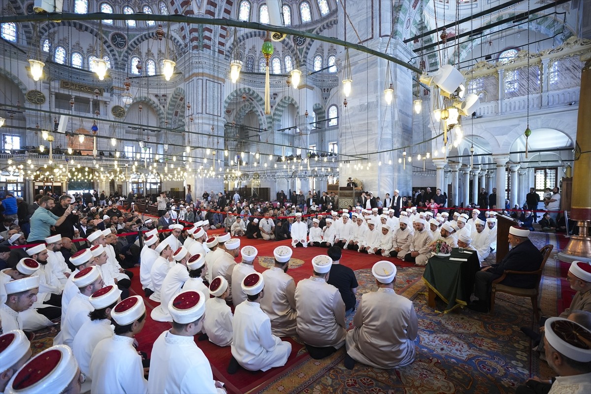 İstanbul'da hafızlık eğitimini tamamlayan 81 öğrenci için Fatih Müftülüğünce Fatih Camisi'nde...