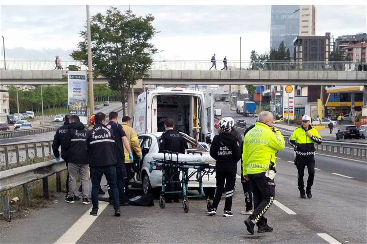 İstanbul'da otomobilin otobüse ve refüje çarpması sonucu 1 kişi hayatını kaybetti, 4 kişi...