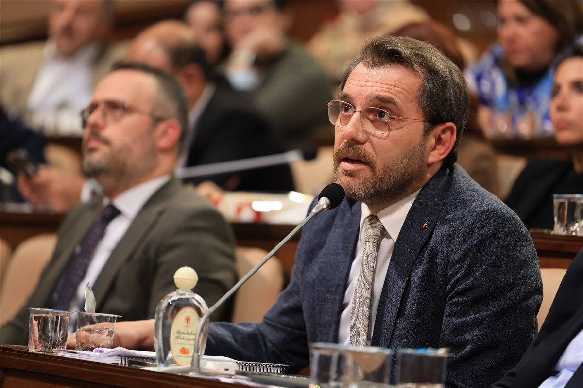 İstanbul Büyükşehir Belediye (İBB) Meclisi'nde, belediye içerisinde bazı kişilerin belli...