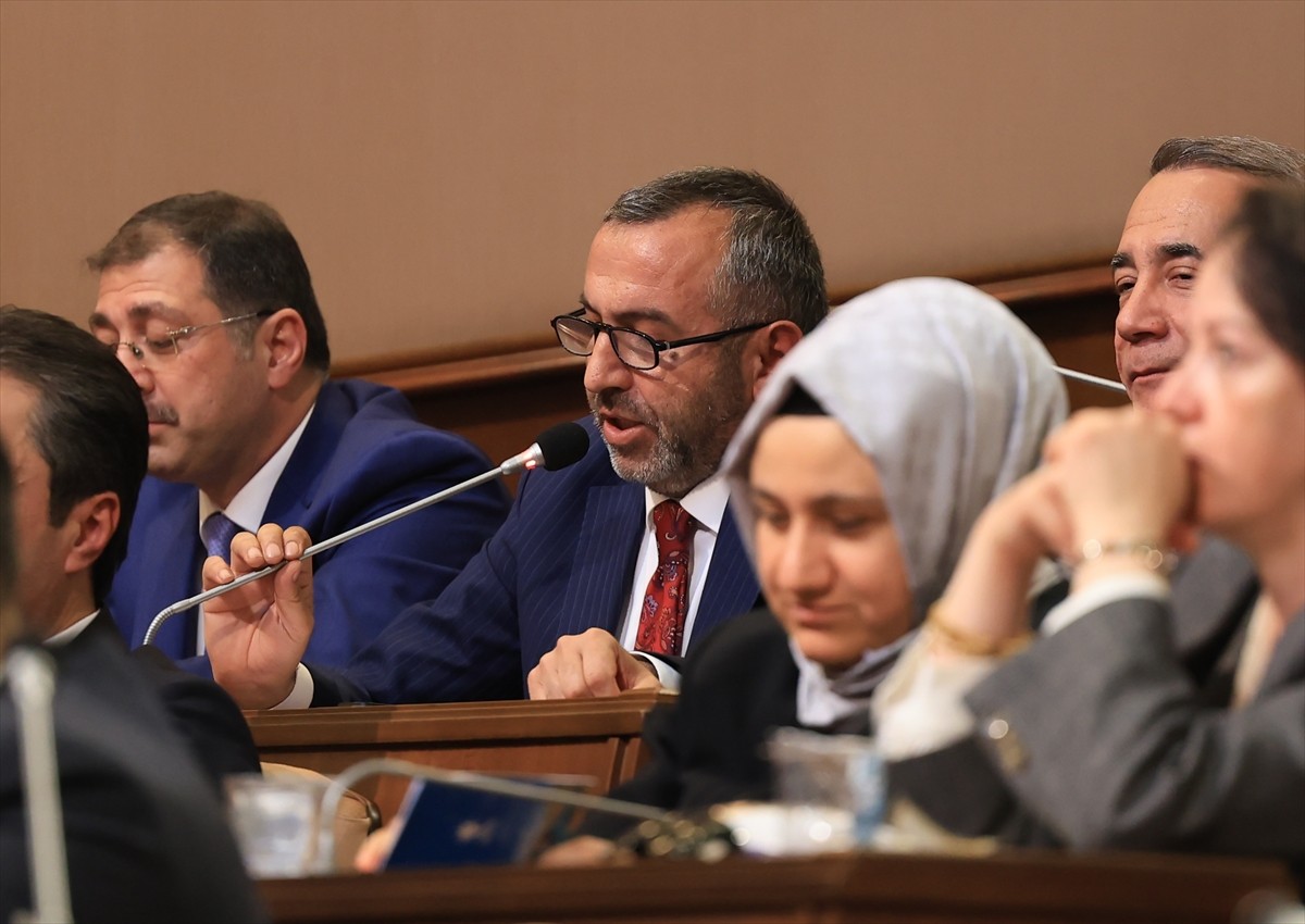 İstanbul Büyükşehir Belediye (İBB) Meclisinde, belediyedeki ihalelere ilişkin verilen soru...