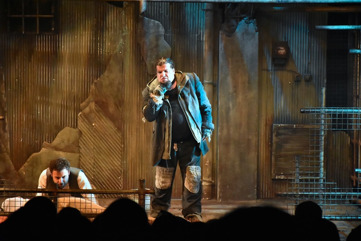 İstanbul Devlet Tiyatrosu'nun "Ebedi Barış" adlı oyunu, Trabzon'da izleyiciyle buluştu.