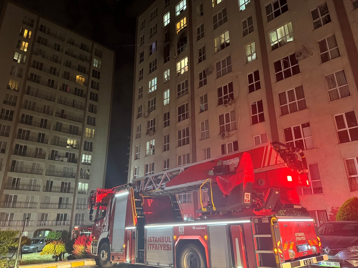 İstanbul Esenyurt'ta bir sitede çıkan yangında paniğe kapılarak 8'inci kattan aşağı atlayan kadın...