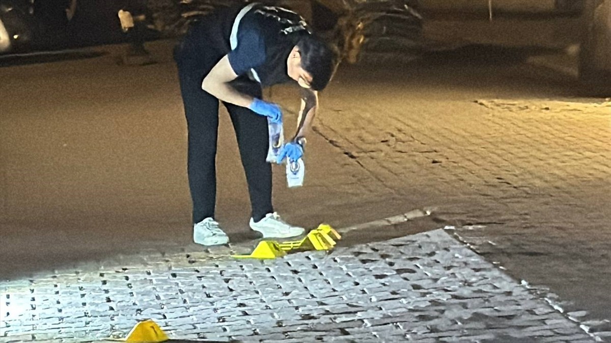 İstanbul Esenyurt'ta isimleri öğrenilemeyen baba ile oğlu arasında henüz bilinmeyen bir nedenle...