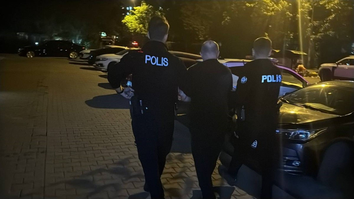 İstanbul Esenyurt'ta isimleri öğrenilemeyen baba ile oğlu arasında henüz bilinmeyen bir nedenle...