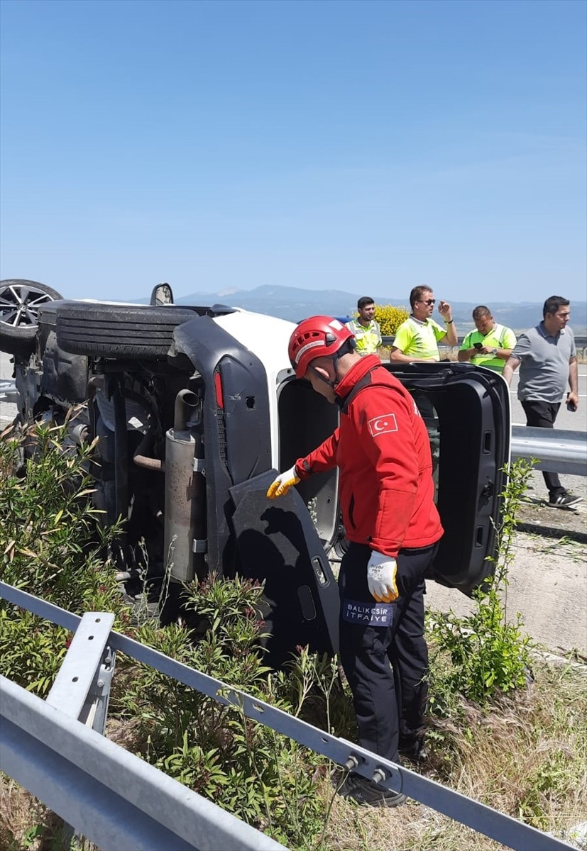 İstanbul-İzmir Otoyolu'nun Balıkesir kesiminde otomobilin devrilmesi sonucu 2 kişi yaralandı. Olay...