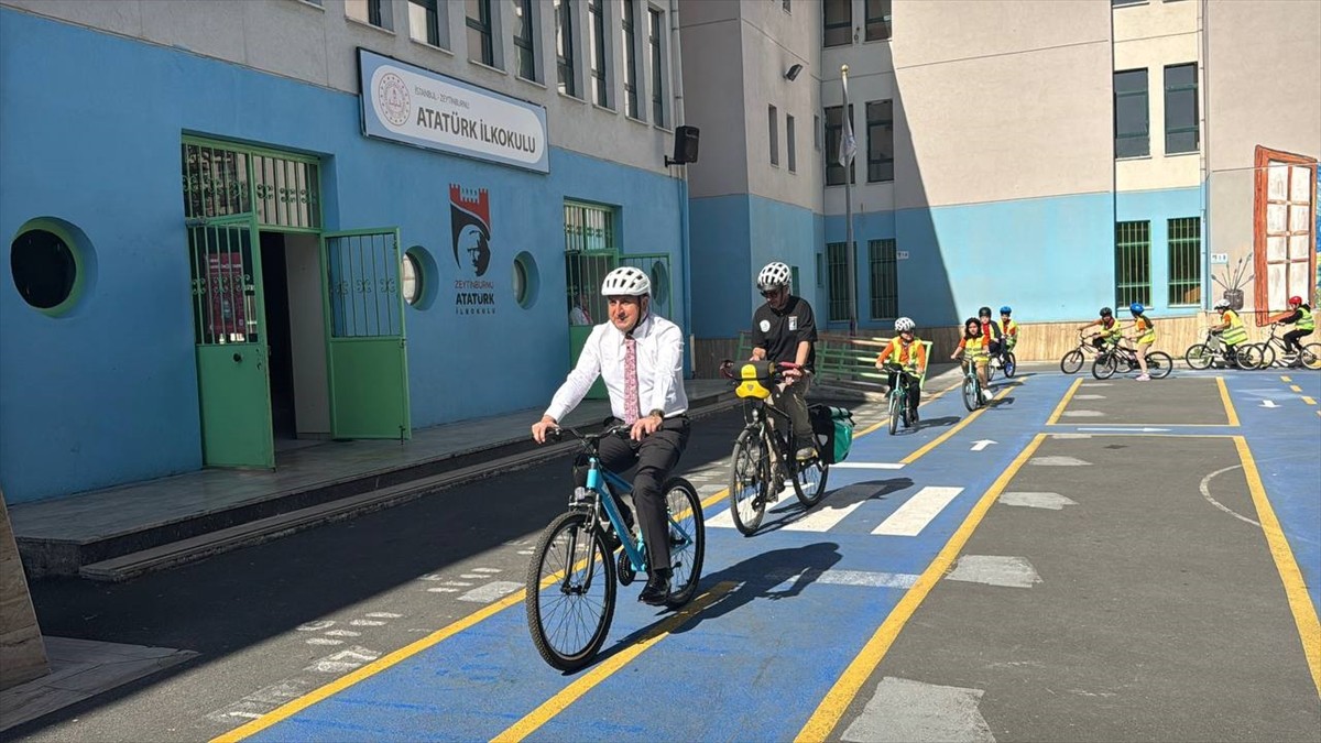 İstanbul Milli Eğitim Müdürü Murat Mücahit Yentür, "Yaşam Becerileri Projesi" kapsamındaki...