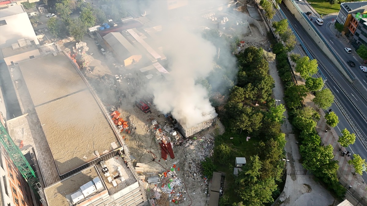  İstanbul Üniversitesi-Cerrahpaşa'nın Avcılar Yerleşkesi'ndeki depoda çıkan yangın itfaiye...