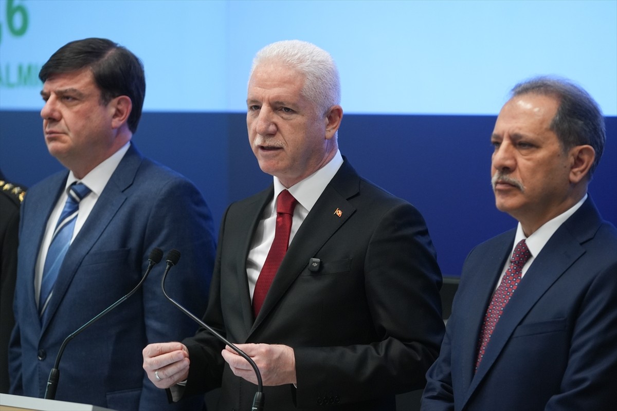 İstanbul Valisi Davut Gül (ortada), Eyüpsultan'daki İl Afet ve Acil Durum Müdürlüğünde (AFAD)...