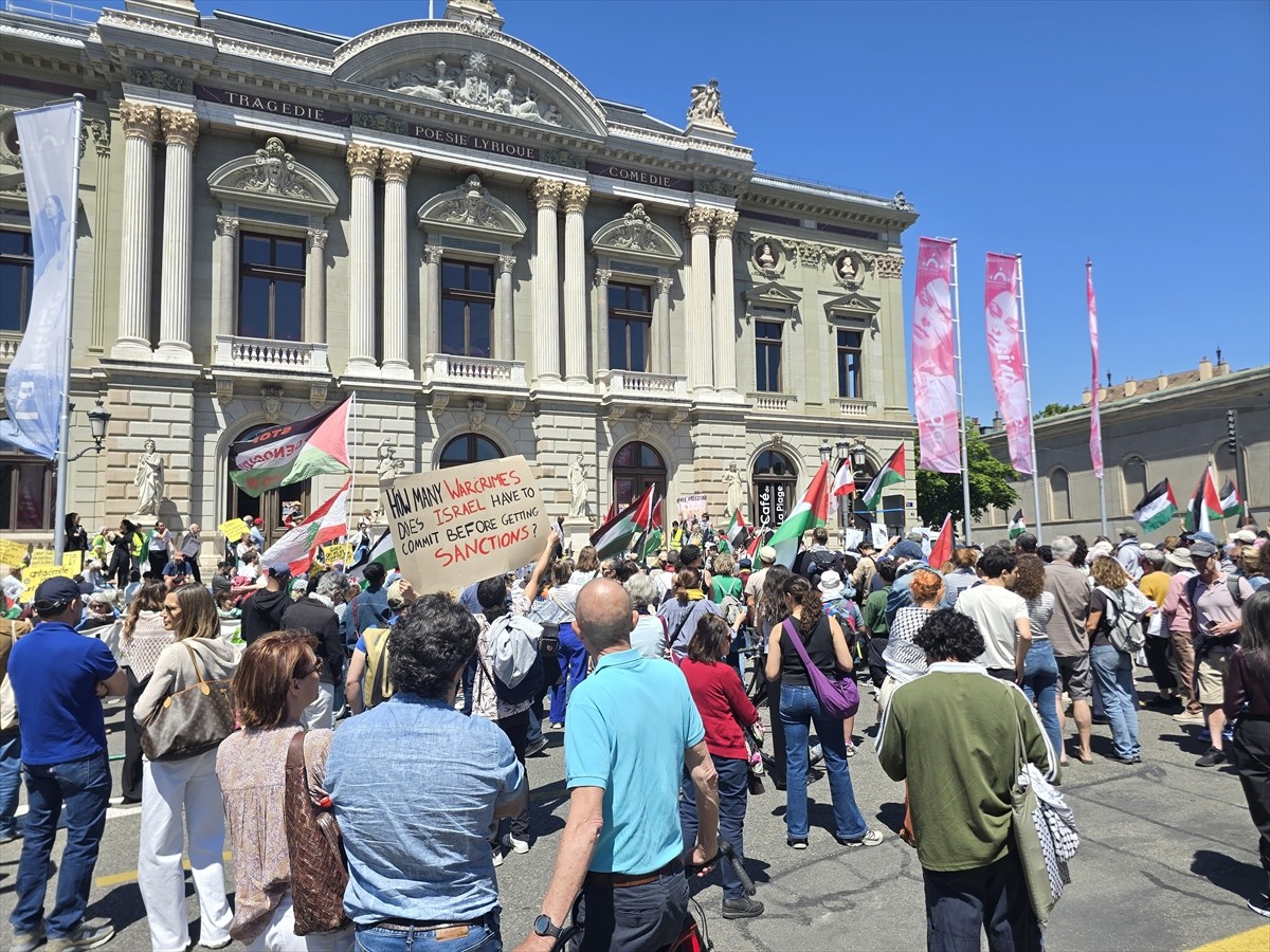 İsviçre'nin Cenevre kentinde binlerce kişi, İsrail'in Gazze'deki soykırımını protesto için yürüyüş...