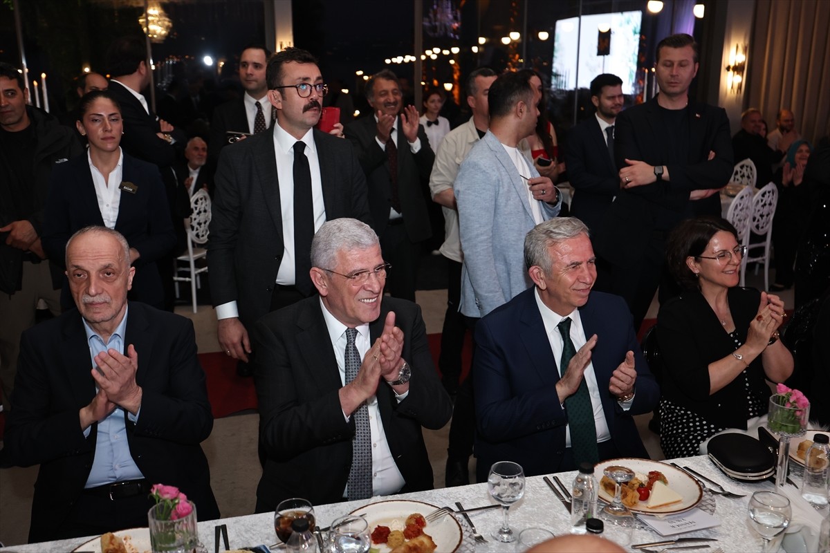 İYİ Parti Genel Başkanı Müsavat Dervişoğlu (solda), Bağımsız Sakarya Milletvekili Ümit Dikbayır'ın...