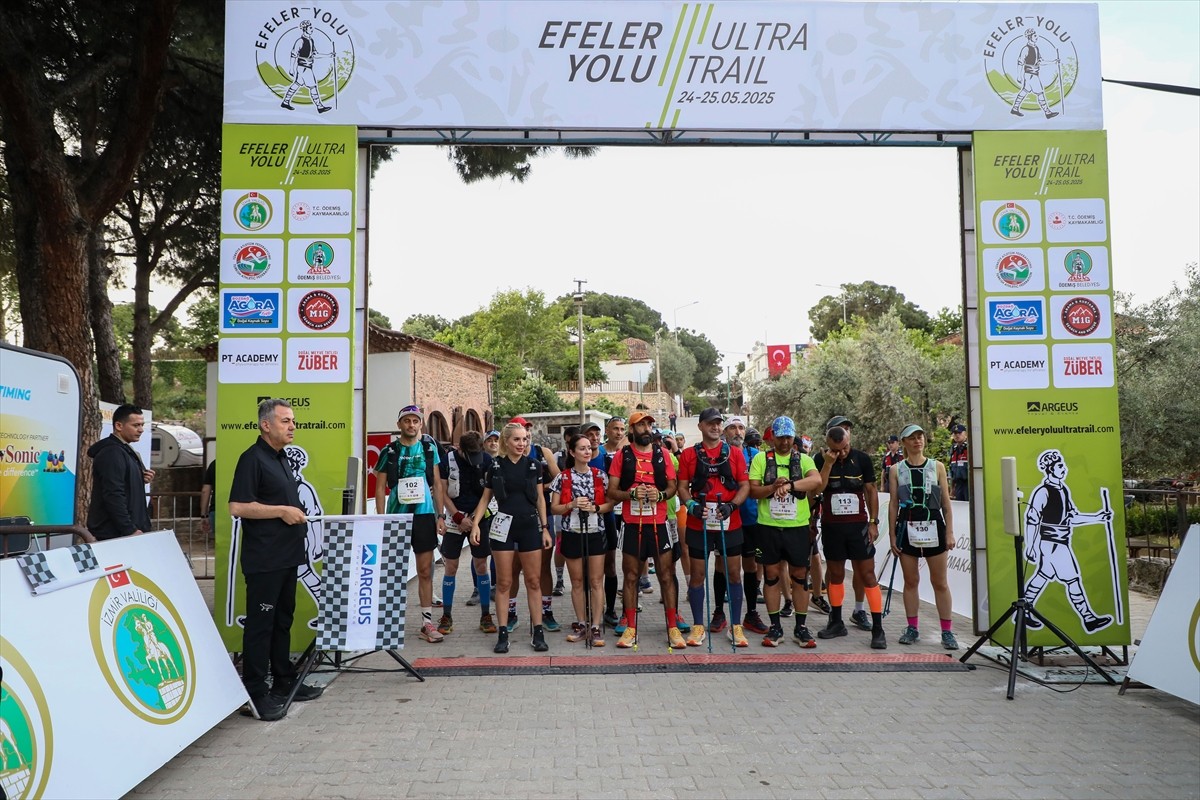 İzmir'de doğa ve kültürü bir arada bulunduran yürüyüş rotası Efeler Yolu'nda ilk kez düzenlenen...
