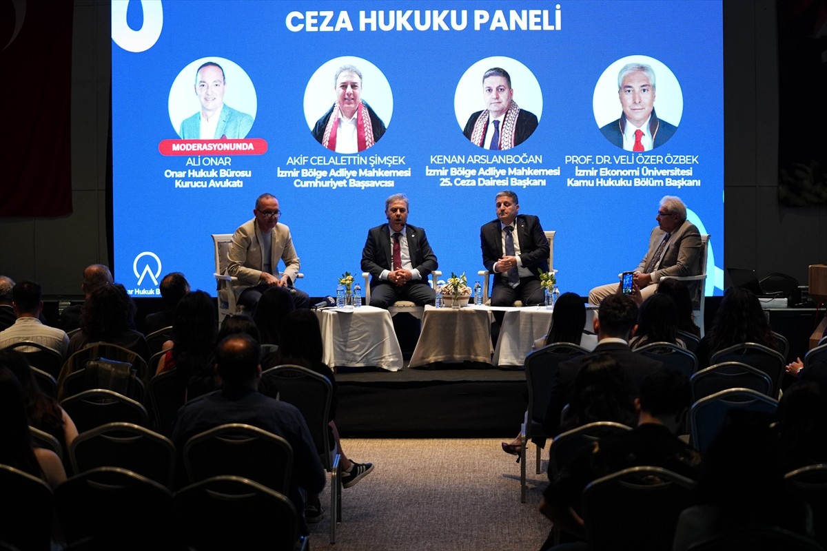 İzmir'de, hukukçu ve hukuk fakültesi öğrencilerinin katılımıyla düzenlenen Foça ilçesindeki bir...