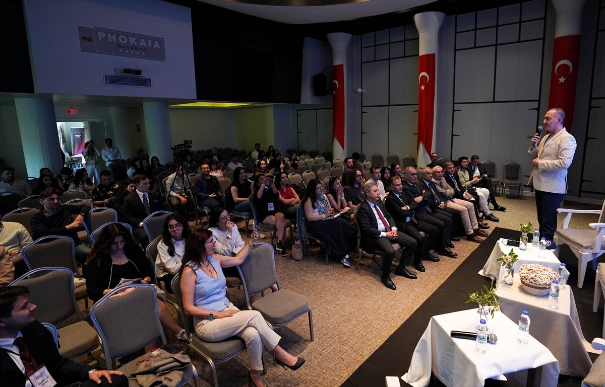 İzmir'de, hukukçu ve hukuk fakültesi öğrencilerinin katılımıyla düzenlenen Foça ilçesindeki bir...