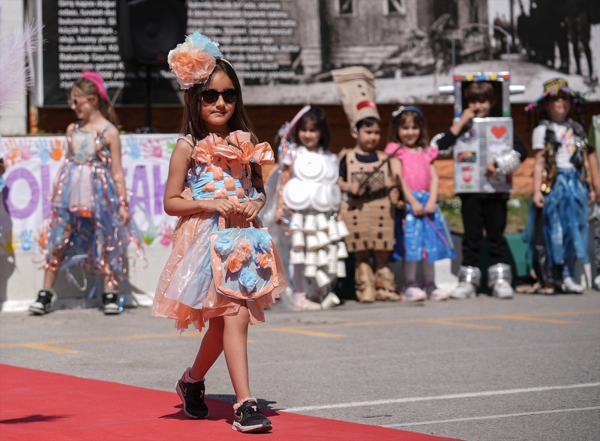 İzmir'de ilkokulda düzenlenen "Sıfır Atık Şenliği" kapsamında, atık malzemeler kullanılarak...
