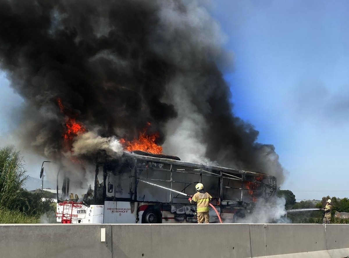 İzmir'in Bayındır ilçesinde belediye otobüsünde çıkan yangın, itfaiye ekiplerince...
