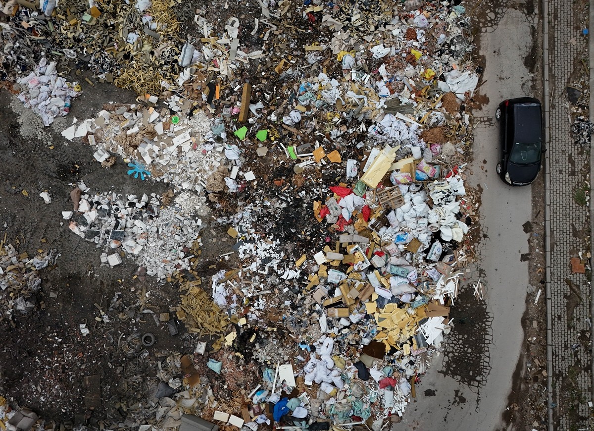 İzmir'in Buca ilçesinde, mobilyacı esnafın yoğunlaştığı mahallede oluşan atık yığını, esnafın...