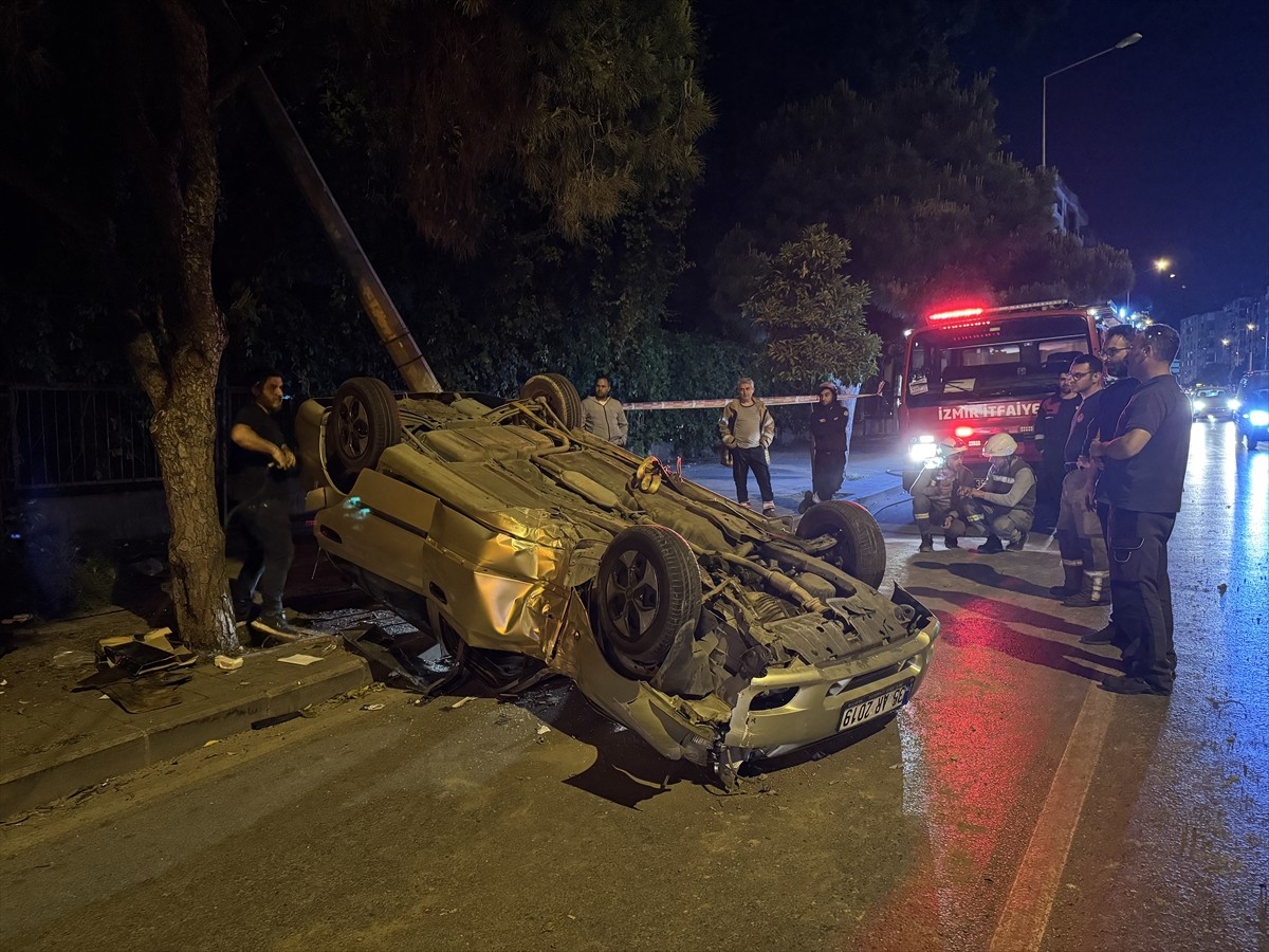 İzmir'in Konak ilçesinde takla atan otomobilin sürücü yaralandı.