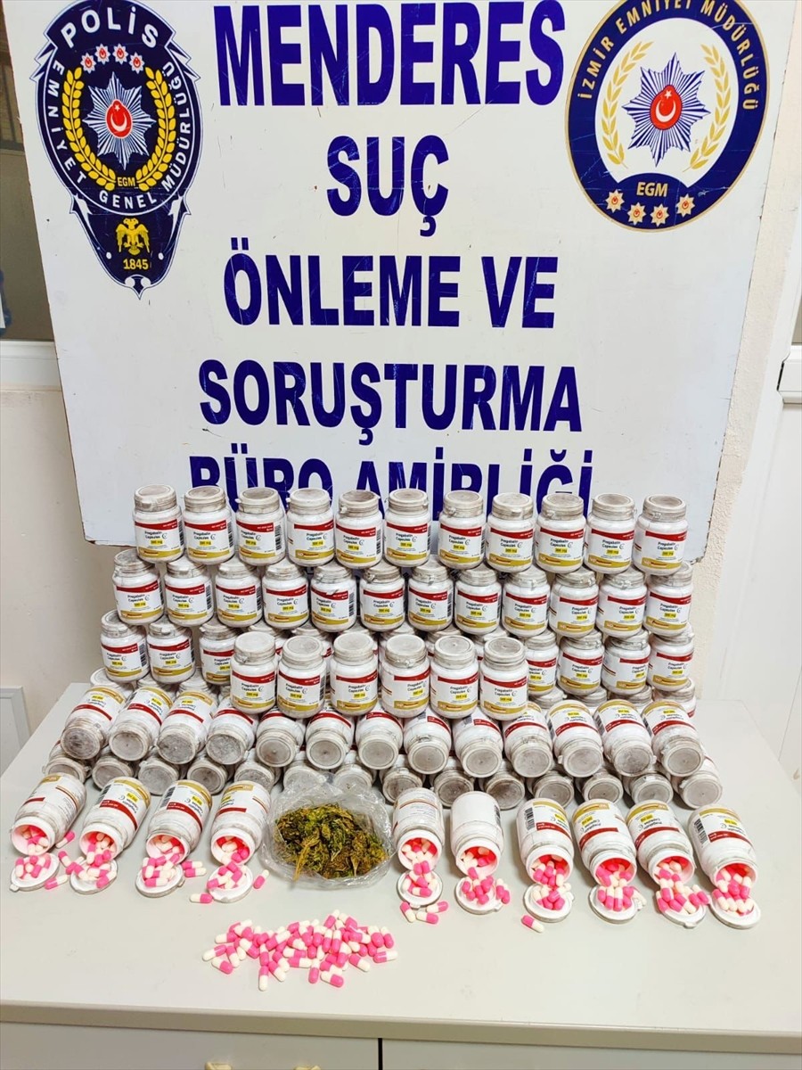 İzmir'in Menderes ilçesinde düzenlenen uyuşturucu operasyonunda gözaltına alınan 2 zanlıdan 1'i...