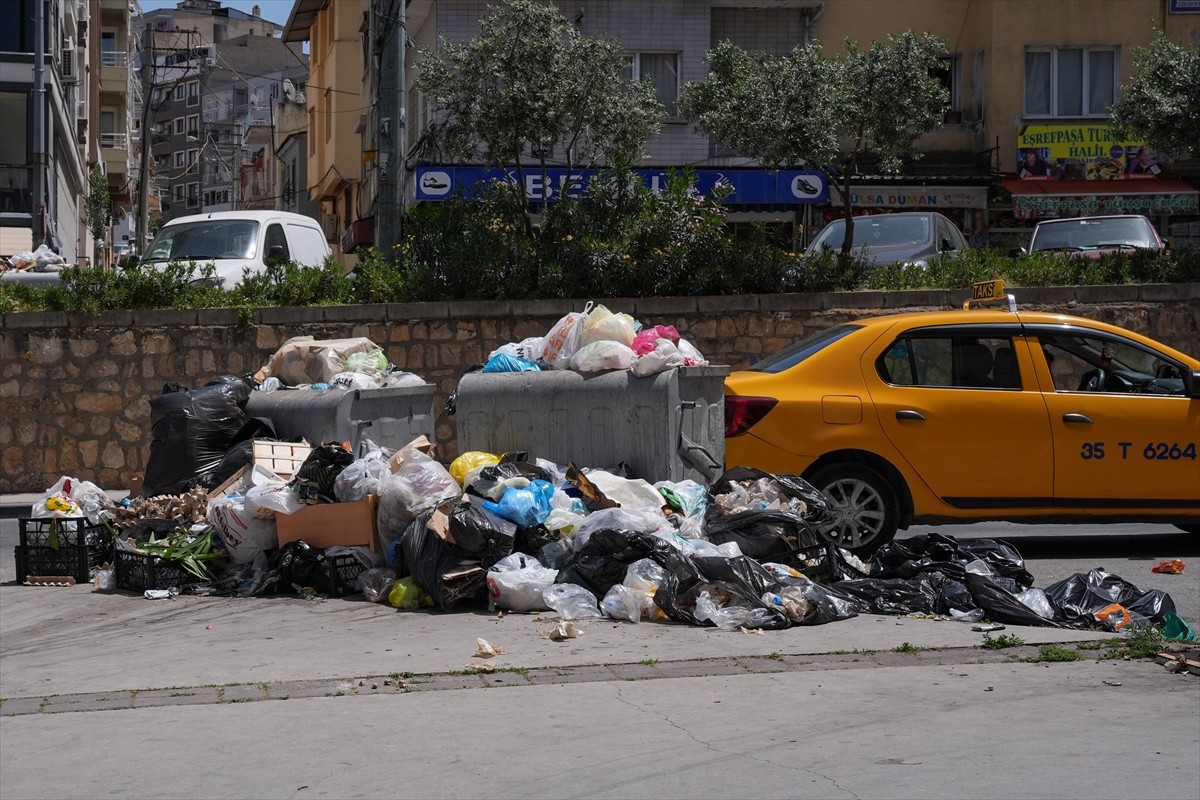 İzmir'in merkez Konak ilçesinde belediye işçilerinin greve gitmesi sonucu temizlik hizmetleri...