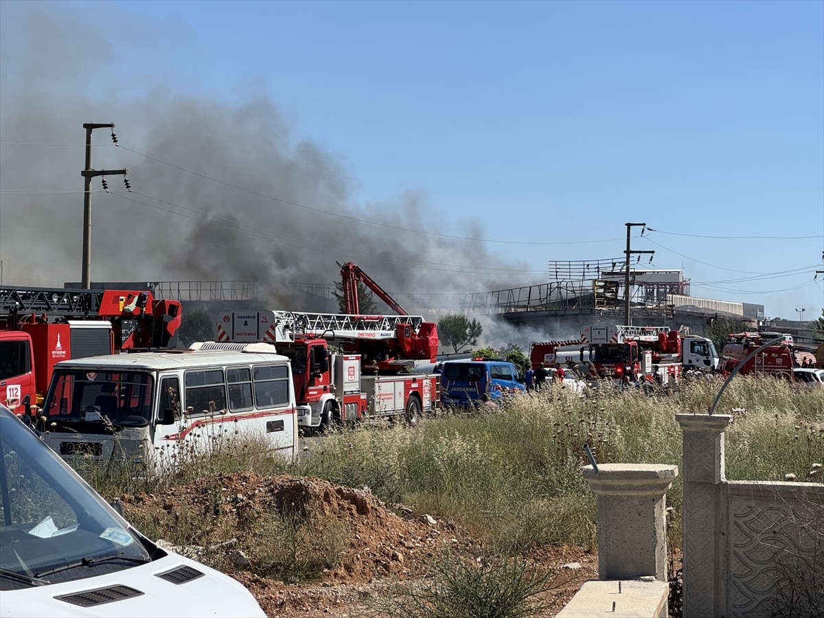 İzmir'in Torbalı ilçesinde sandalye fabrikasında çıkan yangına itfaiye ekipleri müdahale...