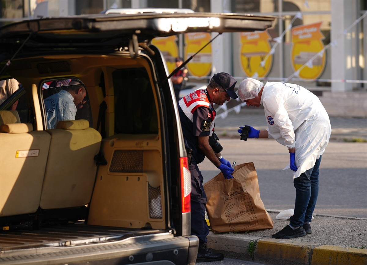 İzmir'in Torbalı ilçesinde seyir halindeki otomobile düzenlenen silahlı saldırıda 3 kişi hayatını...