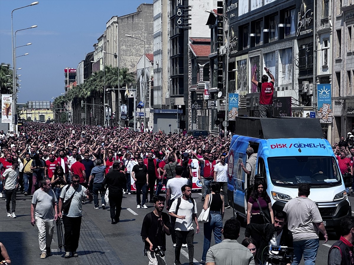 İzmir Büyükşehir Belediyesine bağlı iştiraklerde yaklaşık 23 bin çalışanı ilgilendiren toplu iş...