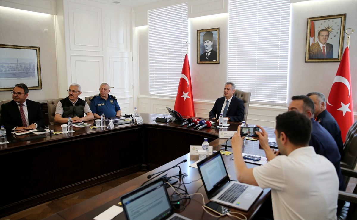 İzmir Valiliği toplantı salonunda "Orman Yangınlarıyla Mücadele ve Alınan Tedbirler" hakkında...