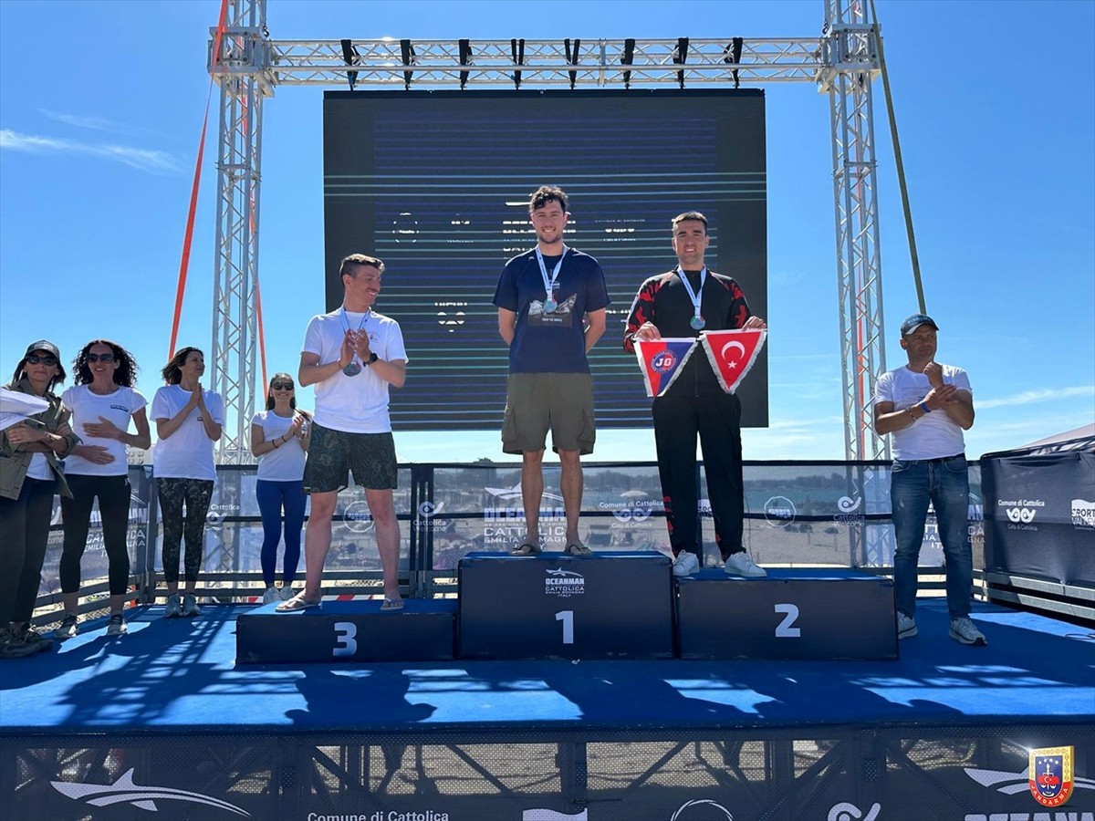 Jandarma Genel Komutanlığının yüzme takımı sporcuları, İtalya'da düzenlenen Uluslararası Oceanman...