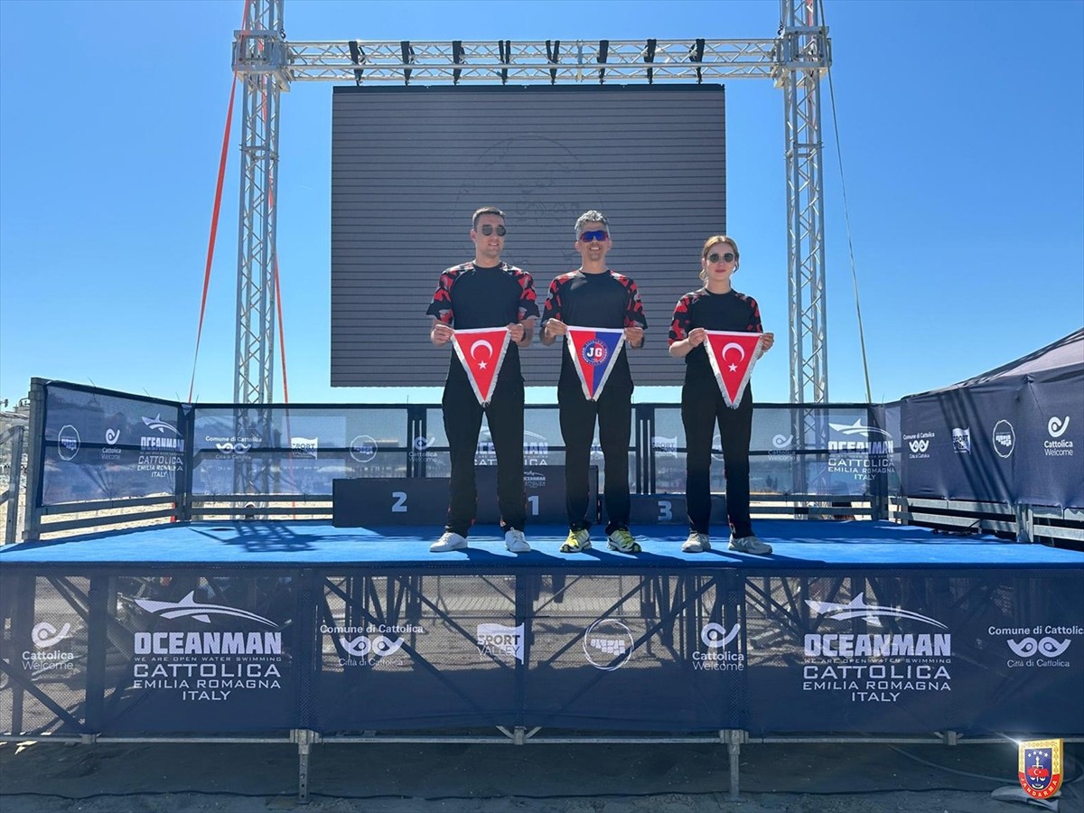 Jandarma Genel Komutanlığının yüzme takımı sporcuları, İtalya'da düzenlenen Uluslararası Oceanman...